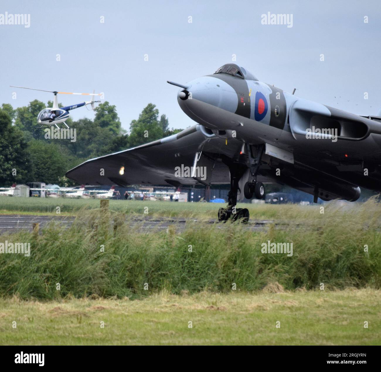 Vista laterale del Vulcan XM655 sulla pista di atterraggio in erba presso il Wellesbourne Mountford Airfield Foto Stock