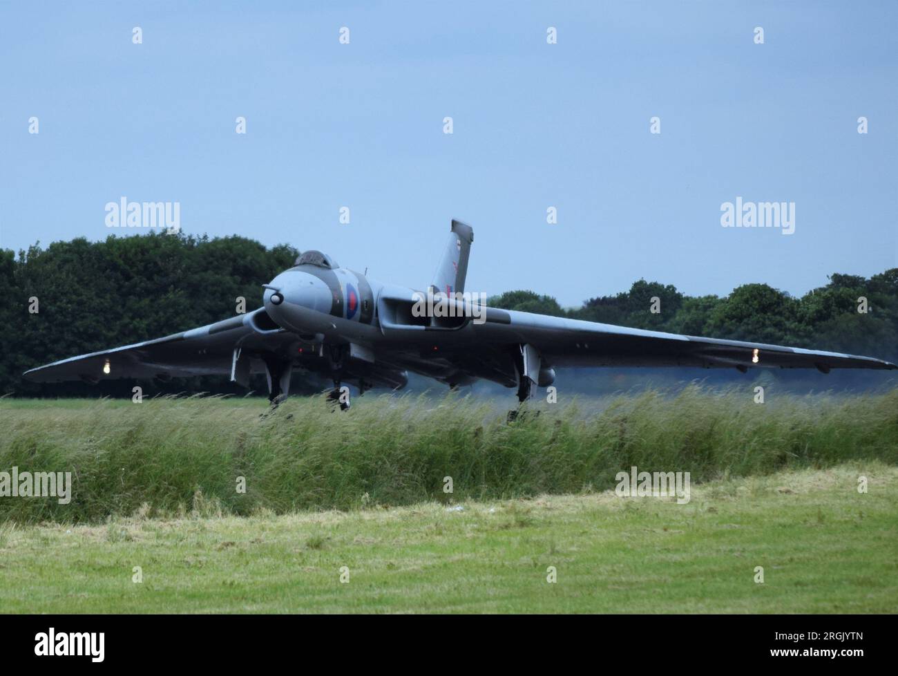 Vulcan XM655 si sposta lungo una pista di atterraggio in erba presso il Wellesbourne Mountford Airfield Foto Stock