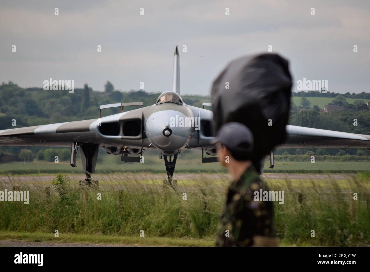 Vista frontale del Vulcan XM655 sulla pista di atterraggio in erba presso il Wellesbourne Mountford Airfield Foto Stock