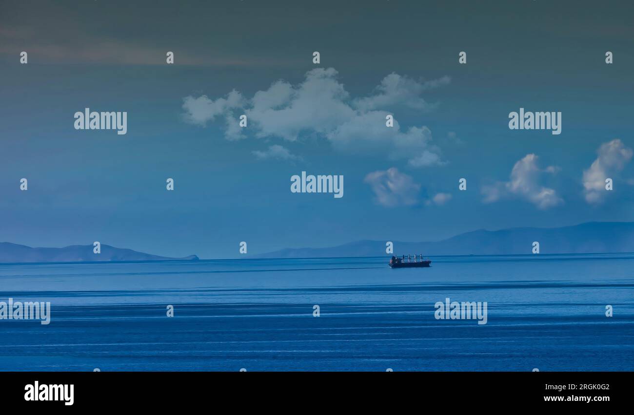 Nave da carico che viaggia in acque calme nel Mar Mediterraneo in Grecia. Sulla sinistra c'è Kythnos Island, sulla destra c'è Kea Island. Copia spazio. STOC Foto Stock