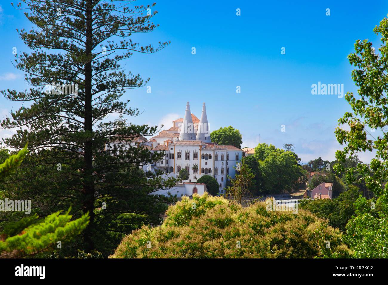 Ammira il Palazzo Nazionale di Sintra, il Palazzo della città e il Palazzo di Sintra. Sito patrimonio dell'umanità dell'UNESCO Foto Stock