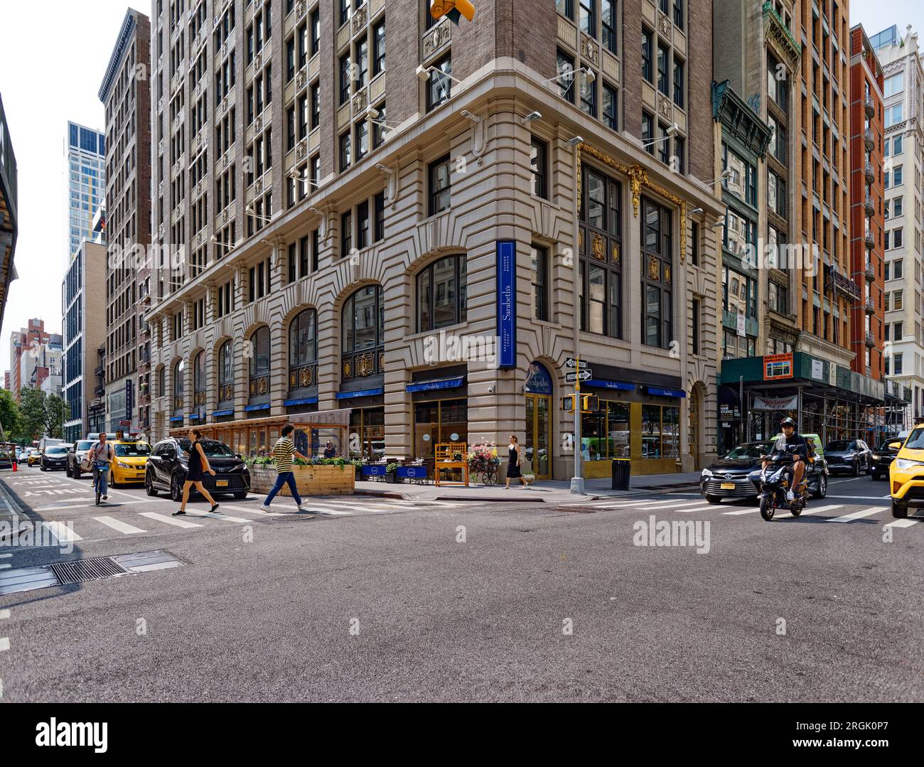 Nomad: I mandrini in terracotta dai toni caldi accentuano la verticalità della facciata in mattoni al 381 Park Avenue South, una torre per uffici del 1910. Foto Stock