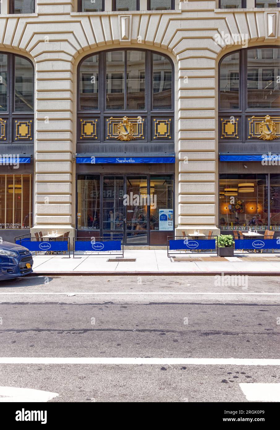 Nomad: I mandrini in terracotta dai toni caldi accentuano la verticalità della facciata in mattoni al 381 Park Avenue South, una torre per uffici del 1910. Foto Stock