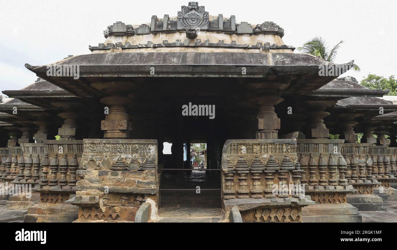 Vista dell'antico tempio Shri Tarakeshwara Swami, Hangal, Haveri, Karnataka, India Foto Stock