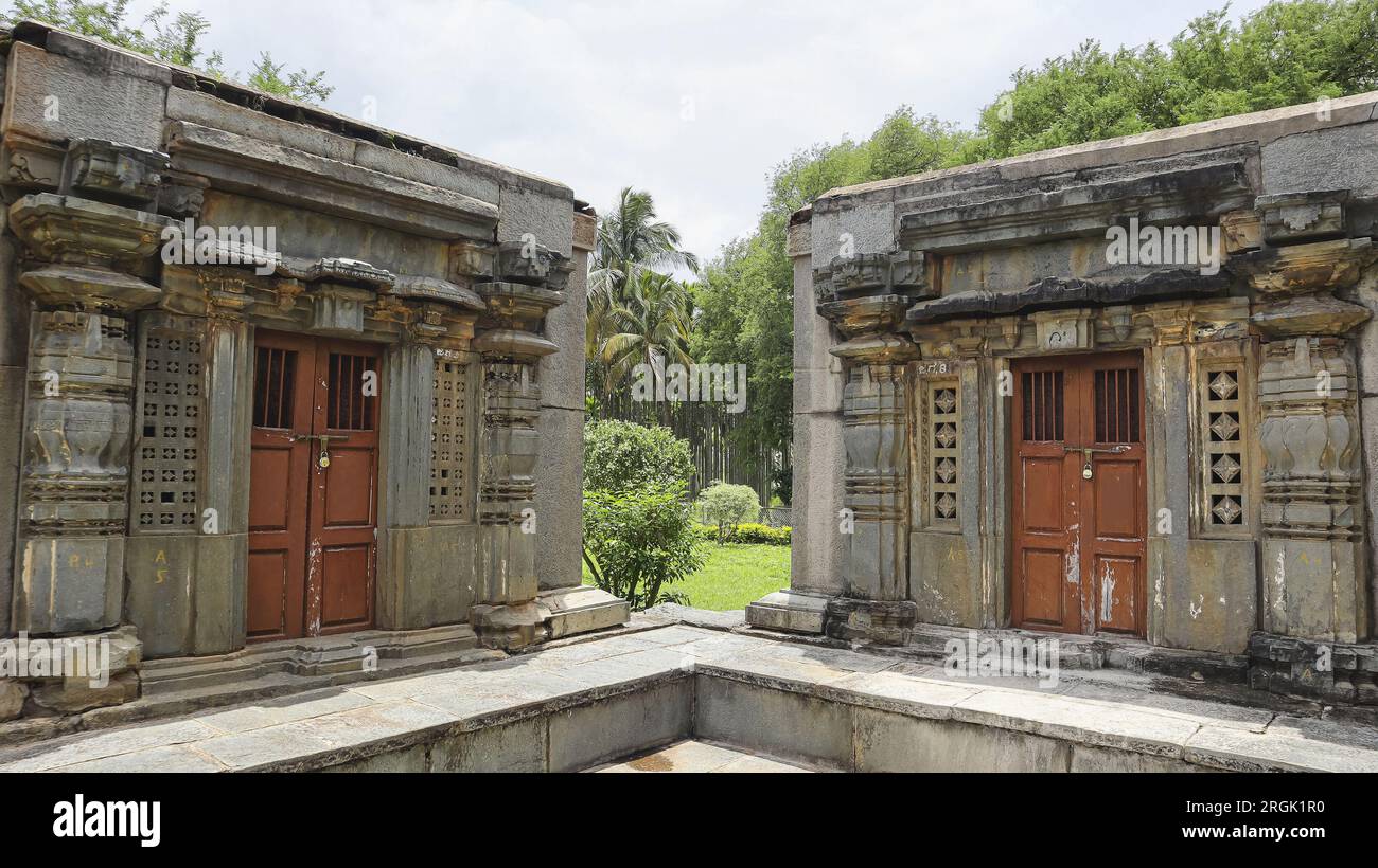 Piccoli templi all'interno del Campus del Tempio di Somesvara, Haralahalli, Haveri, Karnataka, India Foto Stock