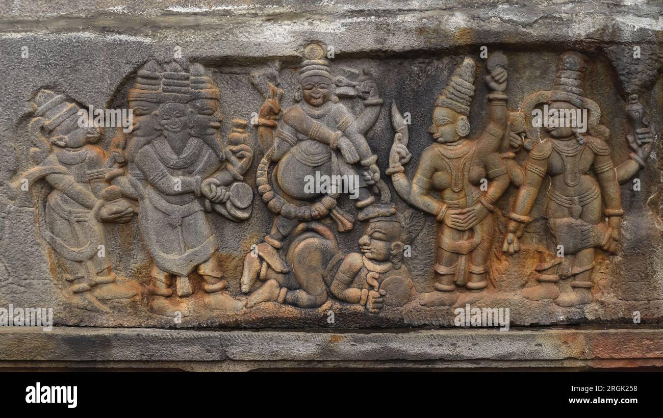 Sculture di divinità indù sul tempio Madhukeshwara, Banavasi, Uttara Kannada, Karnataka, India Foto Stock