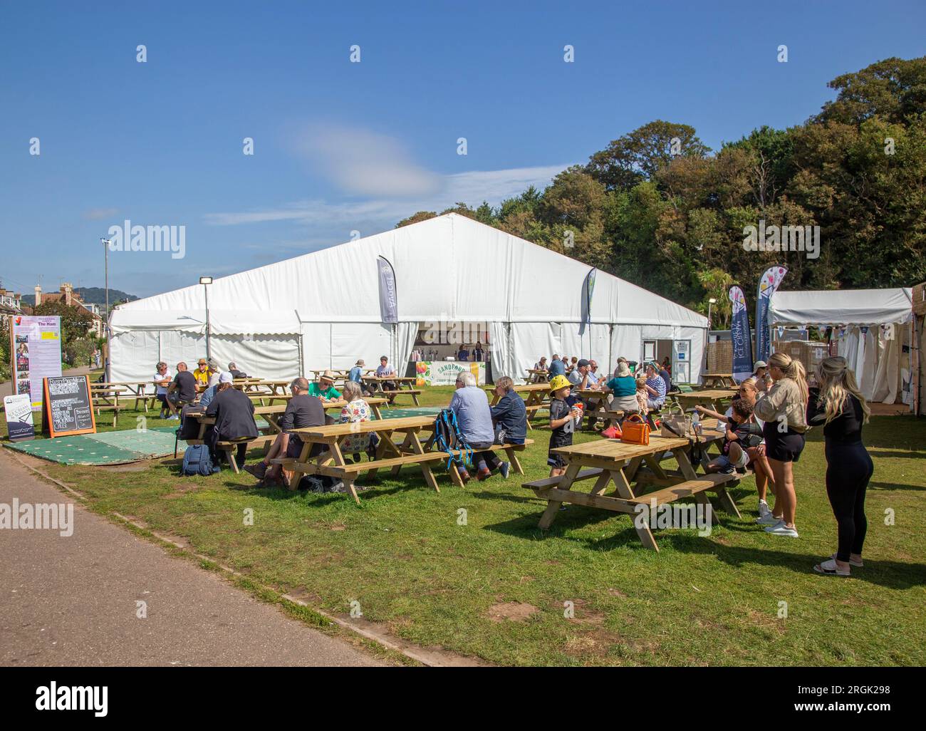 Il principale tendone di prosciutto al Sidmouth Folk Festival, 2023 Foto Stock