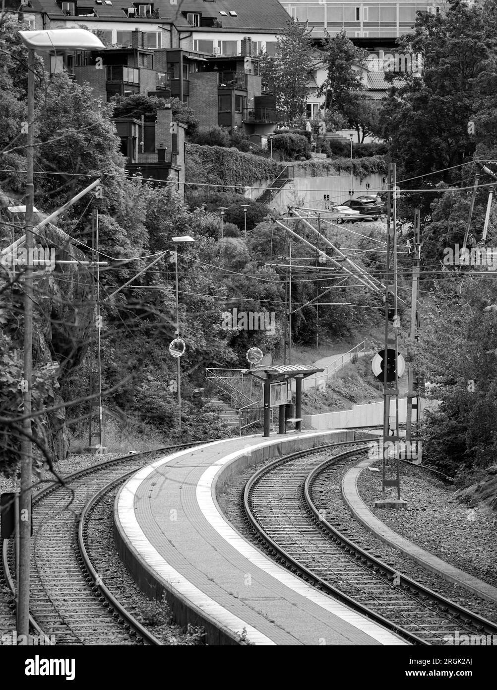 Vista angolare della stazione ferroviaria in bianco e nero Foto Stock