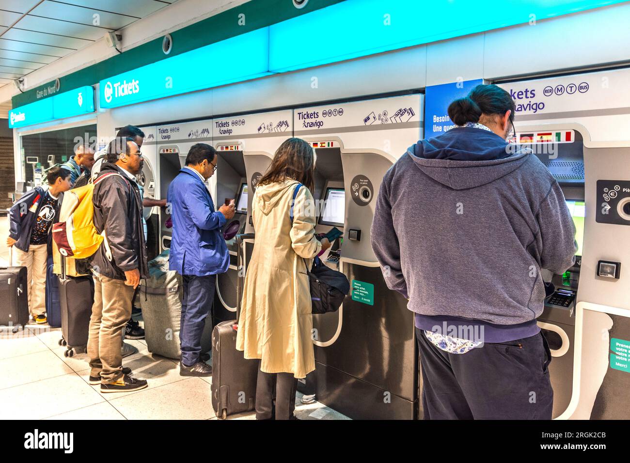 Passeggeri che acquistano biglietti da macchine automatiche per il sistema di trasporto sotterraneo della metropolitana di Parigi - Parigi, Francia. Foto Stock