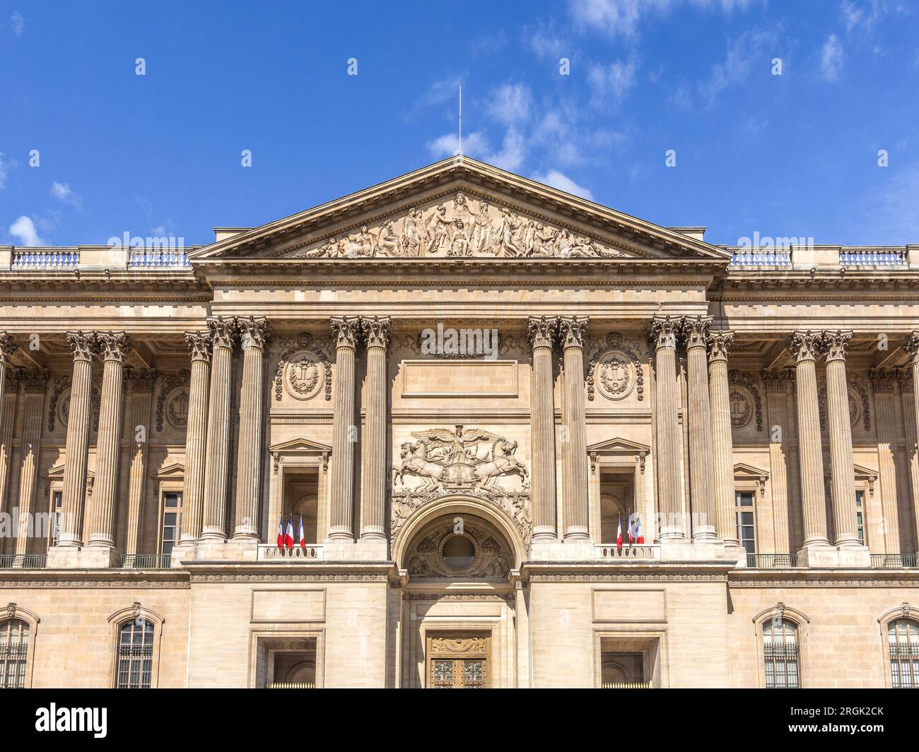 Esterno classico del Museo del Louvre / Musée du Louvre, da Piazza Michel Caldaguès, Parigi, Francia. Foto Stock