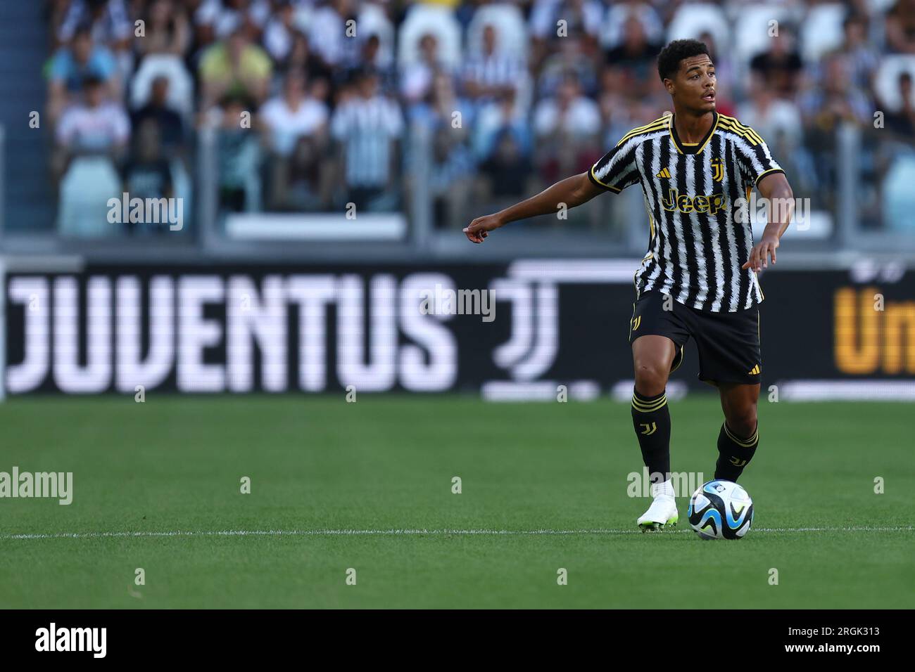Torino, Italia. 9 agosto 2023. Koni De Winter della Juventus FC in azione durante il test match pre-stagionale tra Juventus FC e Juventus Next Gen allo stadio Allianz il 9 agosto 2023 a Torino. Crediti: Marco Canoniero/Alamy Live News Foto Stock