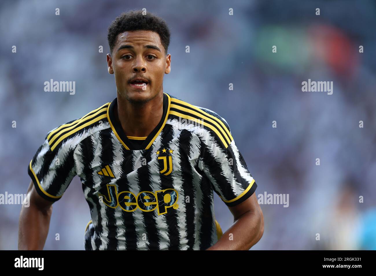 Torino, Italia. 9 agosto 2023. Koni De Winter della Juventus FC guarda al test match pre-stagionale tra Juventus FC e Juventus Next Gen allo Stadio Allianz il 9 agosto 2023 a Torino. Crediti: Marco Canoniero/Alamy Live News Foto Stock