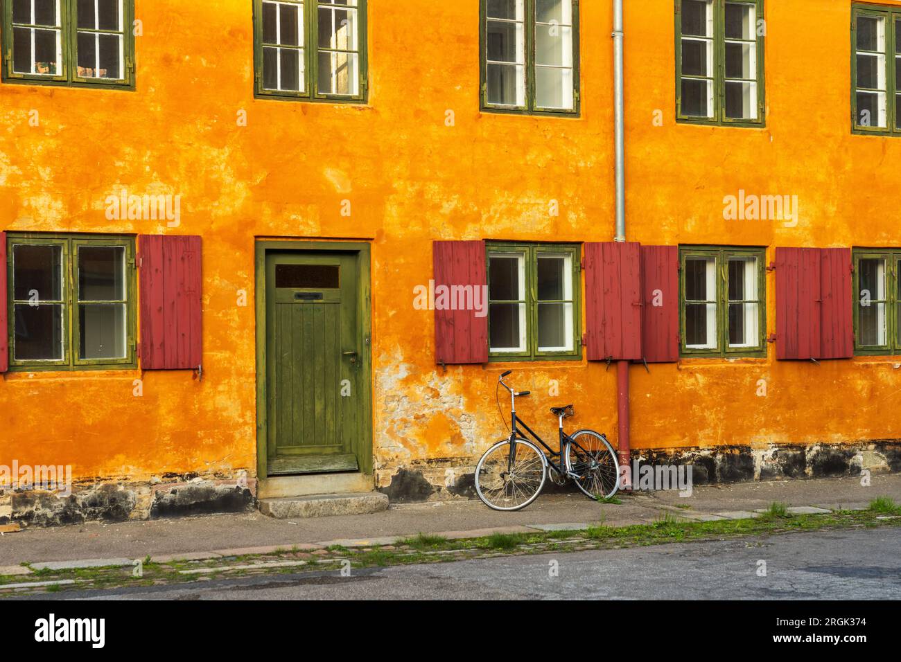Vecchia parete colorata con bicicletta Foto Stock