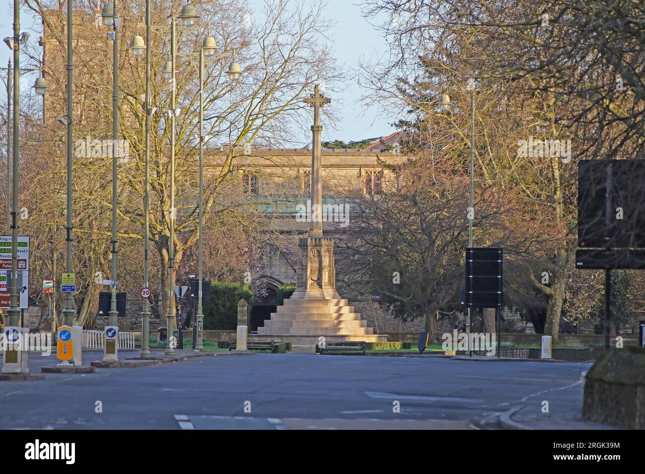 Il memoriale di guerra a St Giles Oxford ricorda tutti i morti nella prima e seconda guerra mondiale con lo stemma della città e dell'università, ma senza nomi Foto Stock