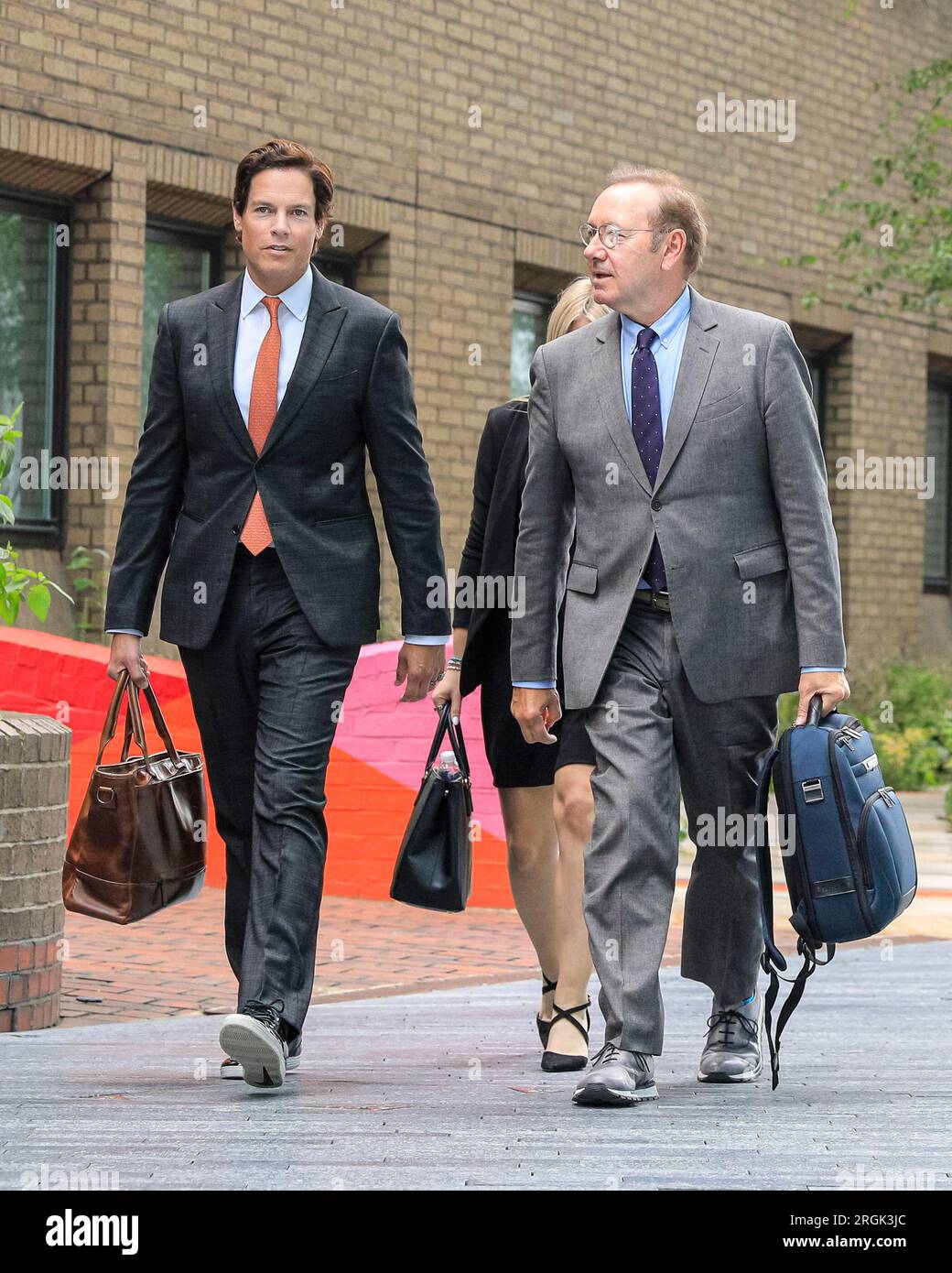L'attore Kevin Spacey lascia Southwark Crown Court con il manager Ewan Lowenstein e Lucinda Lowenstein durante il suo processo a Londra Foto Stock