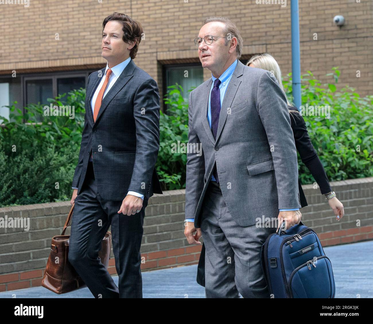 L'attore Kevin Spacey lascia Southwark Crown Court con il manager Ewan Lowenstein e Lucinda Lowenstein durante il suo processo a Londra Foto Stock