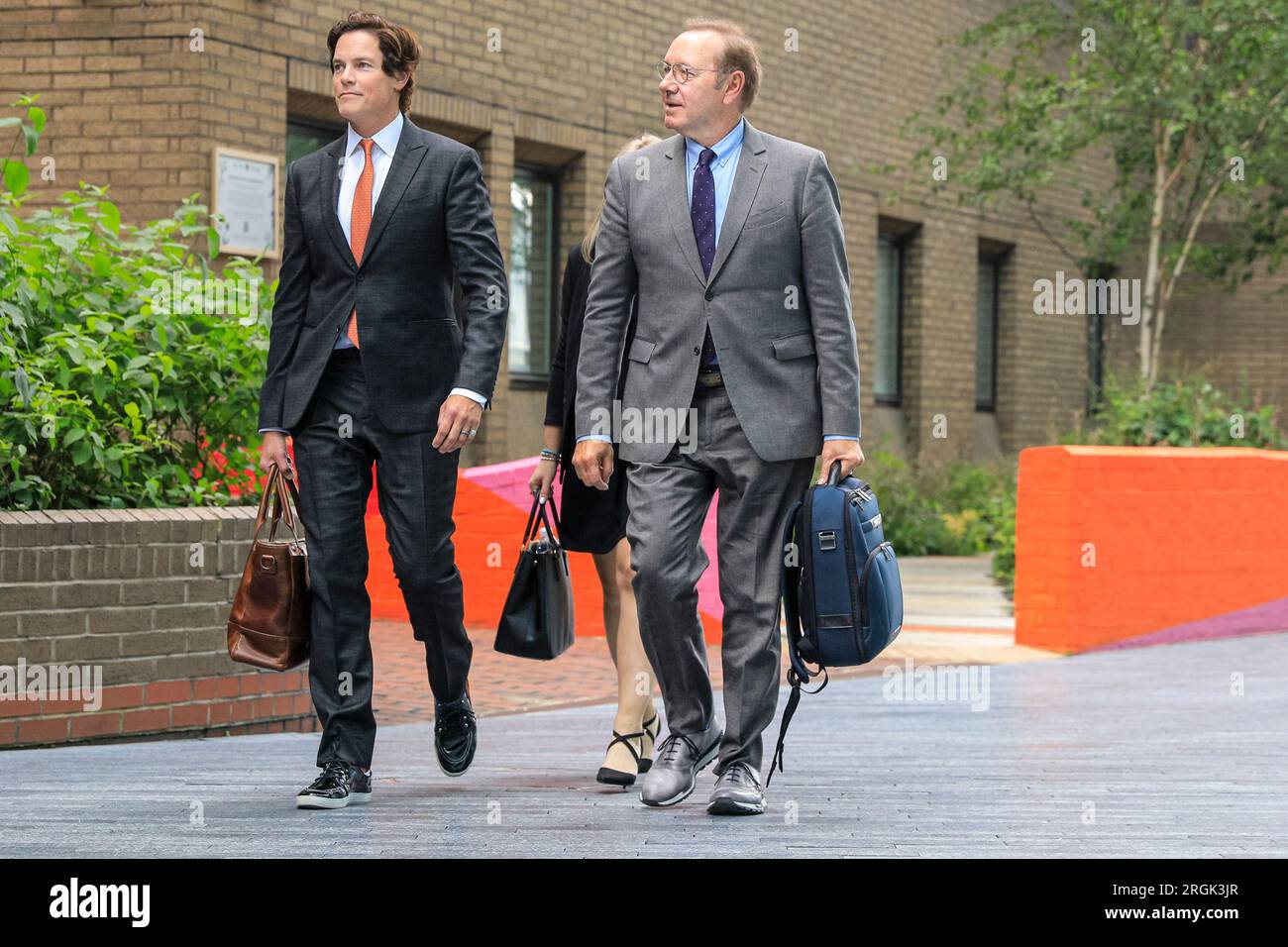 L'attore Kevin Spacey lascia Southwark Crown Court con il manager Ewan Lowenstein e Lucinda Lowenstein durante il suo processo a Londra Foto Stock