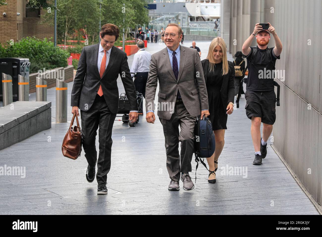 L'attore Kevin Spacey lascia Southwark Crown Court con il manager Ewan Lowenstein e Lucinda Lowenstein durante il suo processo a Londra Foto Stock