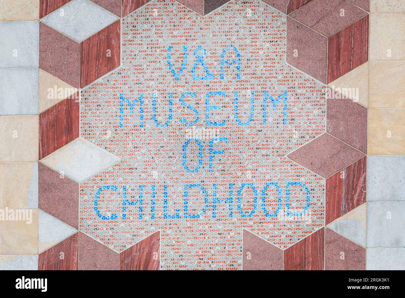 Il V&A Museum of Childhood, ora Young V&A, insegna a mosaico sulla facciata esterna dell'edificio, Bethnal Green, Londra Foto Stock