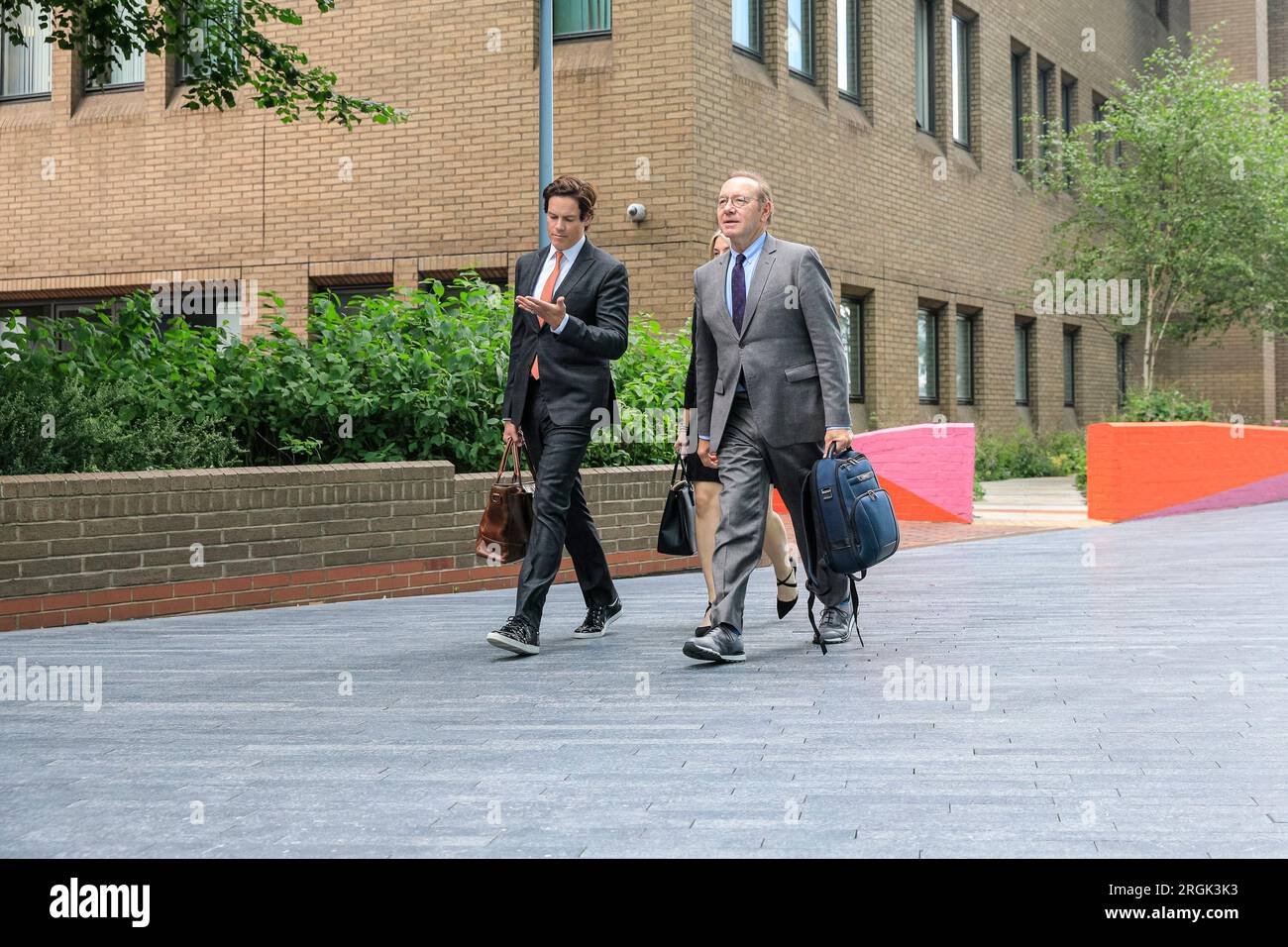 L'attore Kevin Spacey lascia Southwark Crown Court con il manager Ewan Lowenstein e Lucinda Lowenstein durante il suo processo a Londra Foto Stock
