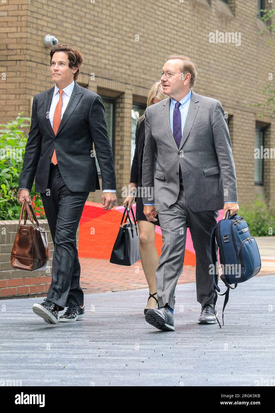 L'attore Kevin Spacey lascia Southwark Crown Court con il manager Ewan Lowenstein e Lucinda Lowenstein durante il suo processo a Londra Foto Stock