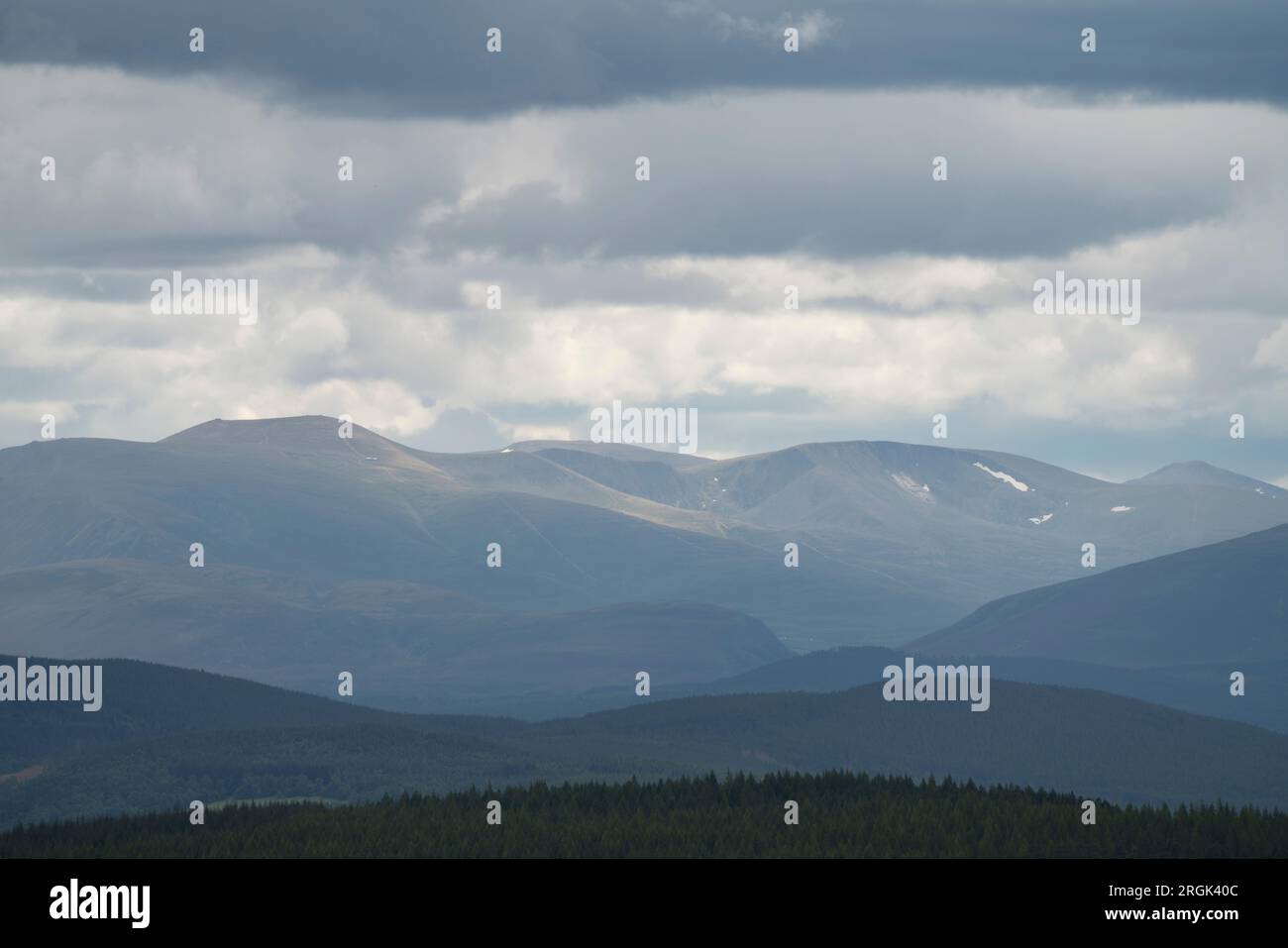 Le montagne di Cairngorm viste da Dava Road, Speyside, regione di Grampian, Scozia. Foto Stock