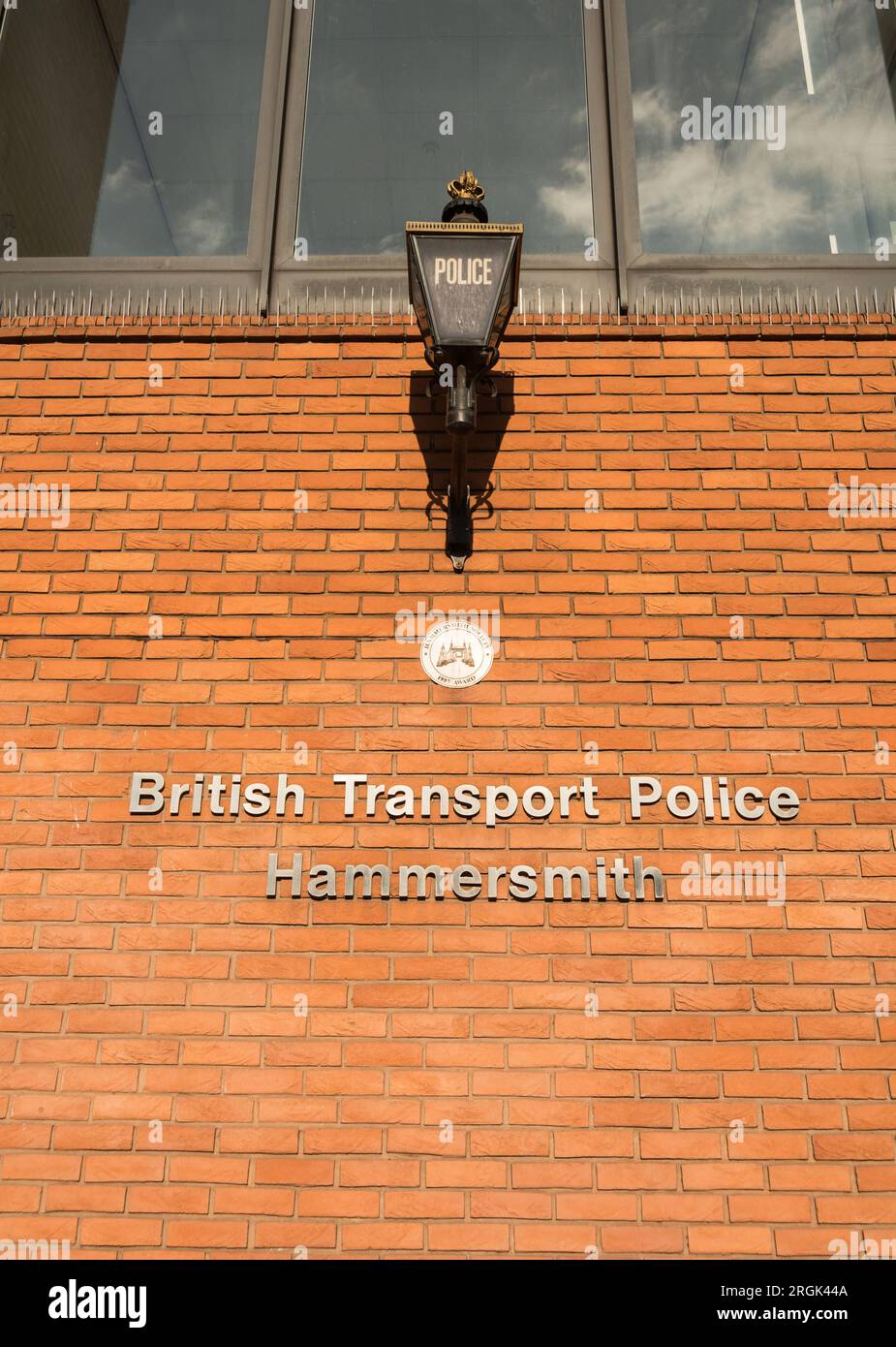 Segnaletica della British Transport Police all'esterno dell'Hammersmith Office, Fulham Palace Road, London, W6, England, REGNO UNITO Foto Stock