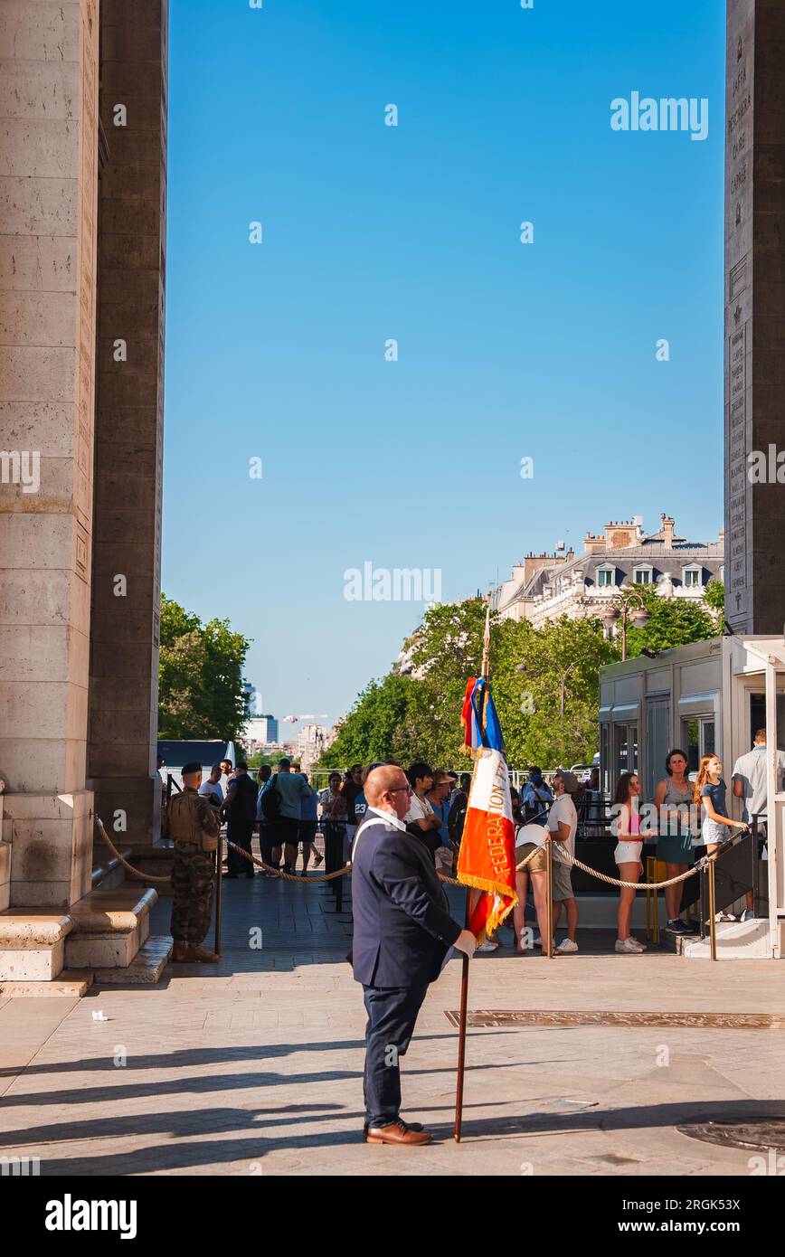 Uomo con bandiera francese al Monumento all'Obelisco Foto Stock