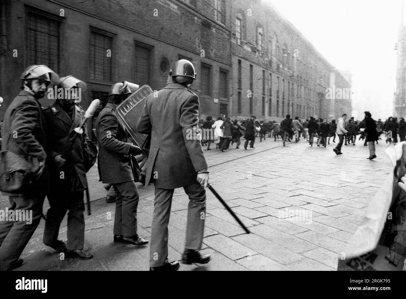 Rivolte tra giovani di gruppi di estrema sinistra e polizia in Piazza del Duomo (Milano, 1976)...- scontri fra giovani dei gruppi di estrema sinistra e polizia in piazza del Duomo (Milano, 1976) Foto Stock