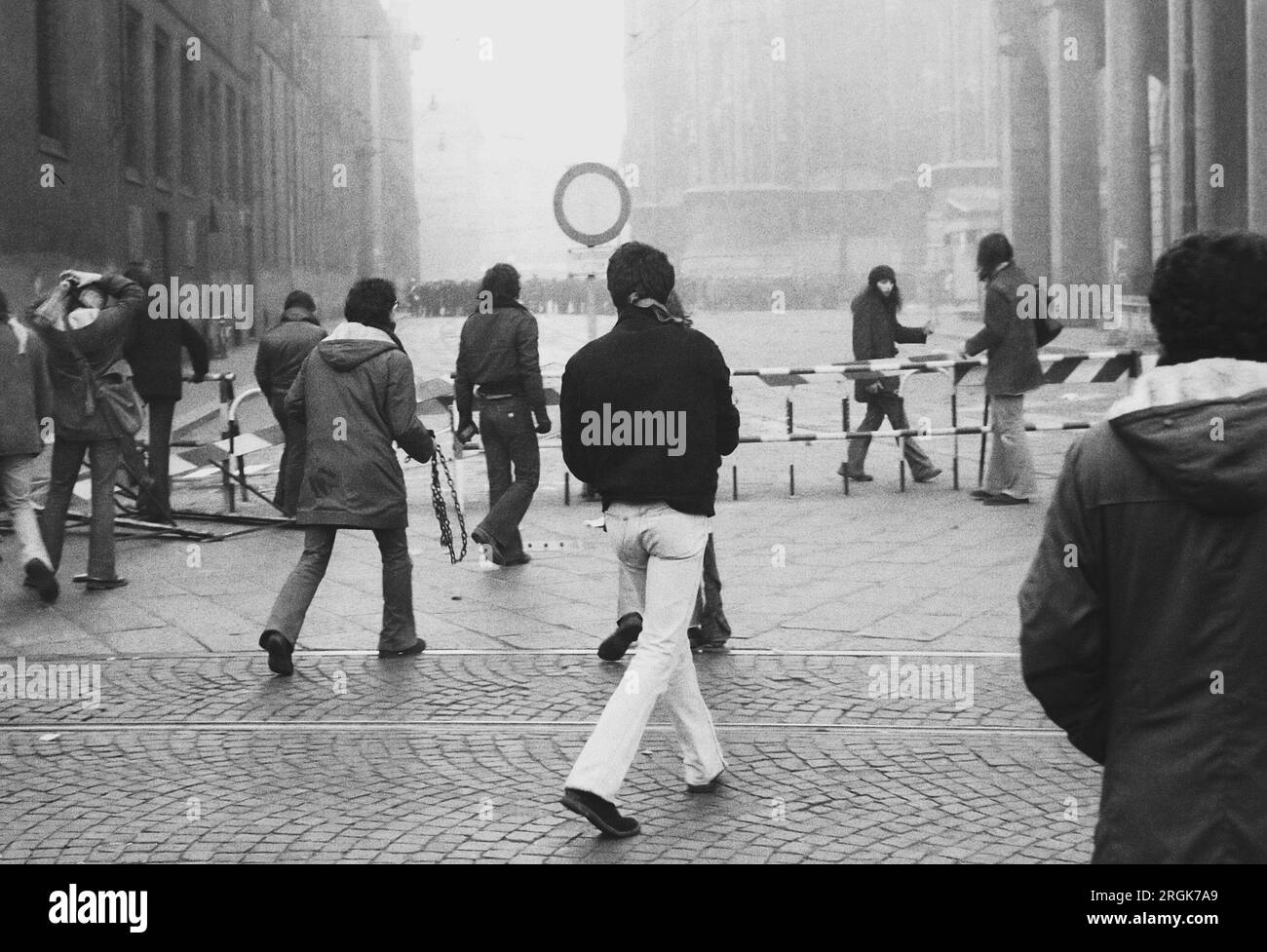 Rivolte tra giovani di gruppi di estrema sinistra e polizia in Piazza del Duomo (Milano, 1976)...- scontri fra giovani dei gruppi di estrema sinistra e polizia in piazza del Duomo (Milano, 1976) Foto Stock