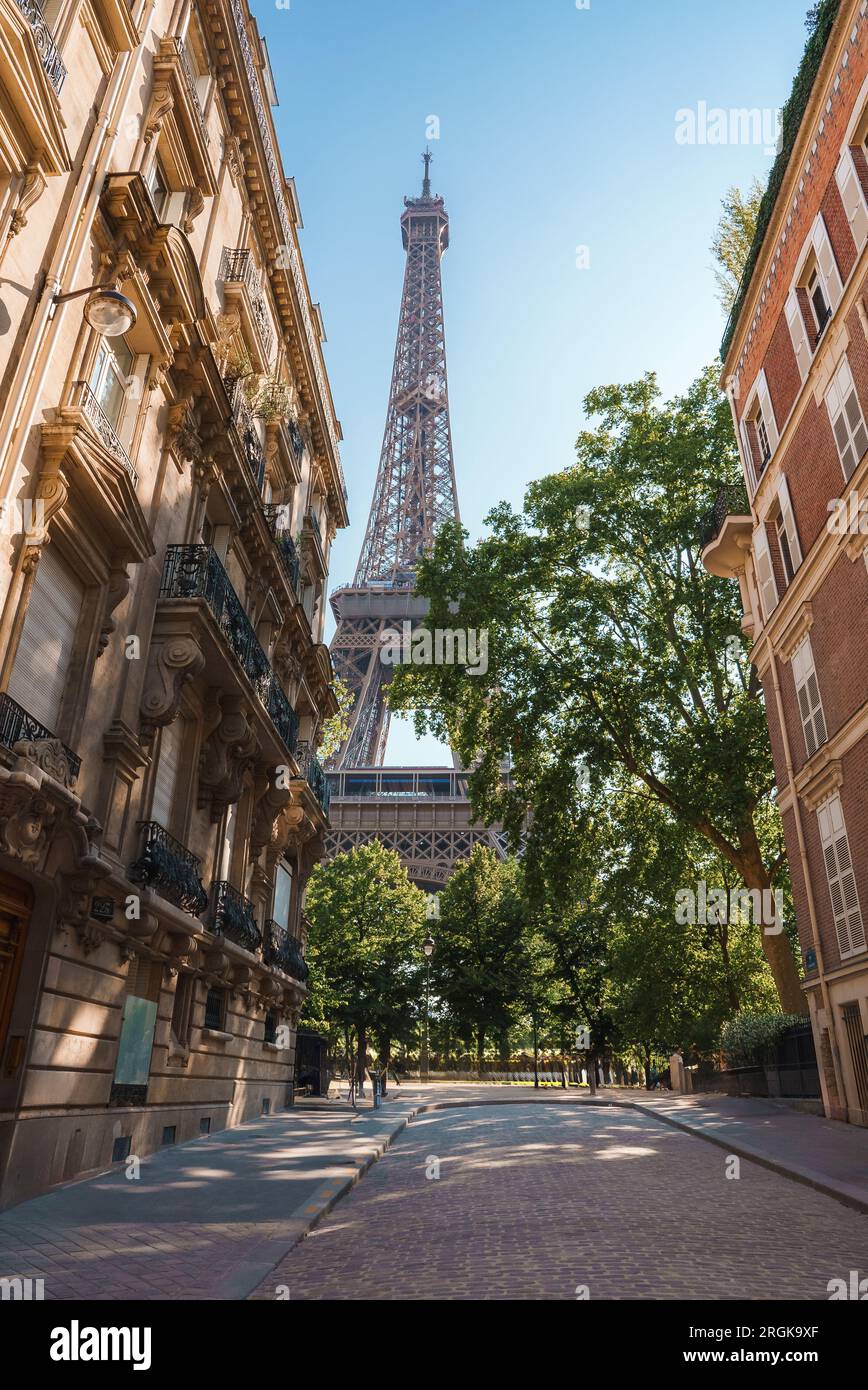 Soleggiata strada parigina con vista sulla Torre Eiffel Foto Stock