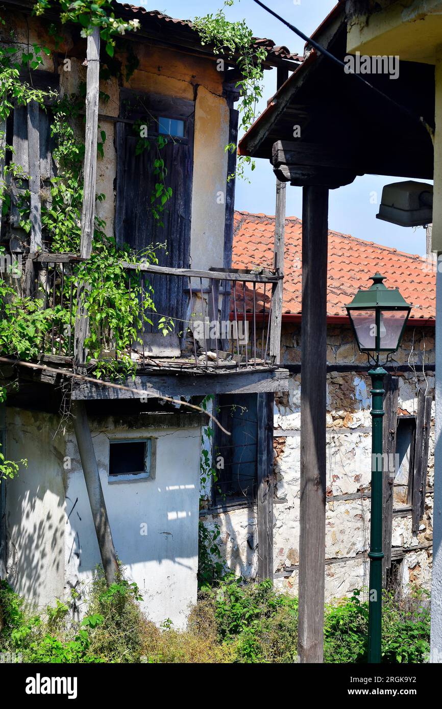 Arnea, Grecia - casa da restaurare, in parte del XIX secolo nel pittoresco villaggio di montagna sulle montagne della Calcidica Foto Stock