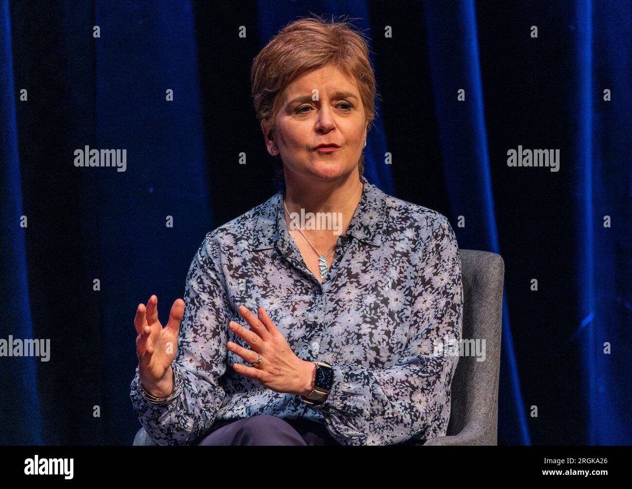Edimburgo, Regno Unito. 10 agosto 2023 nella foto: Il presentatore della LBC, Iain Dale, intervista l'ex primo ministro scozzese Nicola Sturgeon MSP. Mentre parlava della legislazione sul riconoscimento di genere, Nicola Sturgeon disse: “Tutto è così polarizzato che è difficile trovare un terreno comune. Mi rammarico di non essere riuscito a riunire più persone e a riconciliarle” Crediti: Rich Dyson/Alamy Live News Foto Stock