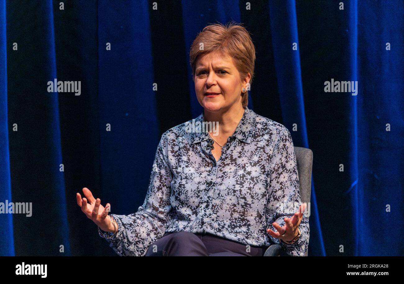 Edimburgo, Regno Unito. 10 agosto 2023 nella foto: Il presentatore della LBC, Iain Dale, intervista l'ex primo ministro scozzese Nicola Sturgeon MSP. Mentre parlava della legislazione sul riconoscimento di genere, Nicola Sturgeon disse: “Tutto è così polarizzato che è difficile trovare un terreno comune. Mi rammarico di non essere riuscito a riunire più persone e a riconciliarle” Crediti: Rich Dyson/Alamy Live News Foto Stock