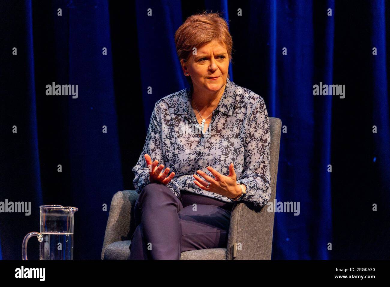 Edimburgo, Regno Unito. 10 agosto 2023 nella foto: Il presentatore della LBC, Iain Dale, intervista l'ex primo ministro scozzese Nicola Sturgeon MSP. Mentre parlava della legislazione sul riconoscimento di genere, Nicola Sturgeon disse: “Tutto è così polarizzato che è difficile trovare un terreno comune. Mi rammarico di non essere riuscito a riunire più persone e a riconciliarle” Crediti: Rich Dyson/Alamy Live News Foto Stock