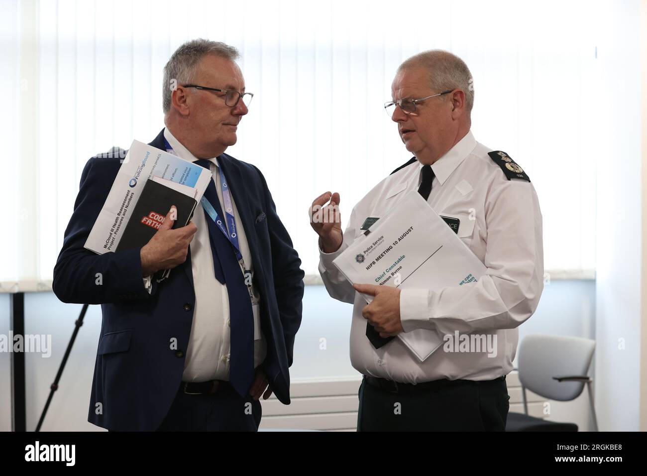 Il capo del servizio di polizia dell'Irlanda del Nord (PSNI) Simon Byrne (a destra) e il membro del Consiglio di polizia Mike Nesbitt che rappresenta l'Ulster Unionist Party (UUP) parlano prima di una riunione di emergenza del Consiglio di polizia dell'Irlanda del Nord alla James House a Belfast, a seguito di una violazione dei dati. Migliaia di ufficiali in servizio e di personale civile hanno subito una compromissione dei dati personali e sul lavoro. Data foto: Giovedì 10 agosto 2023. Foto Stock