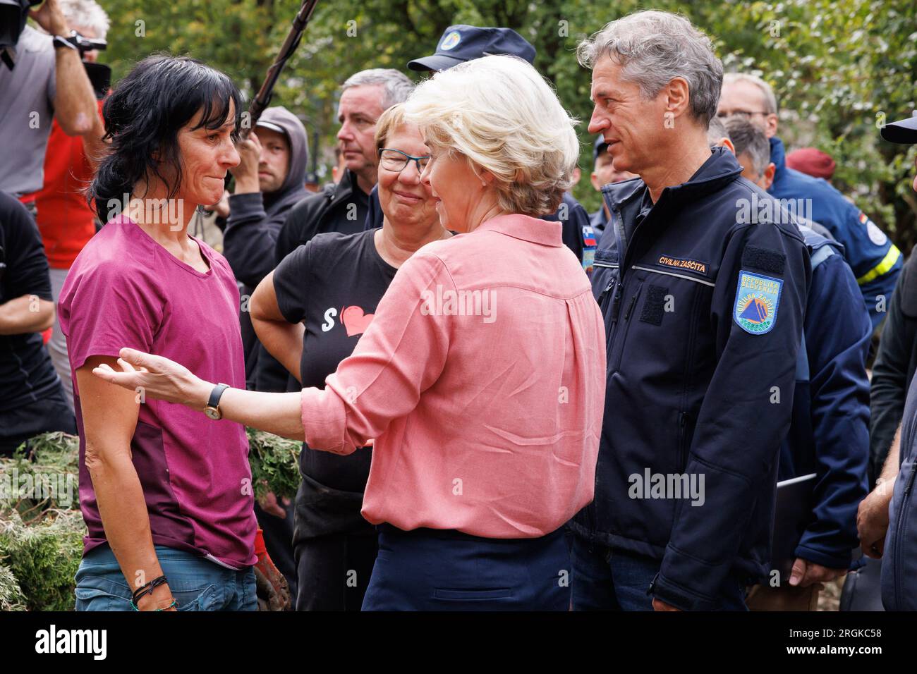 Crna Na Koroskem, Slovenia. 9 agosto 2023. Il presidente della Commissione europea Ursula von der Leyen, cui si aggiunge il primo ministro sloveno Robert Golob nad, sindaco di Crna na Koroskem Romana Lesjak, parla con un residente locale, l'atleta olimpica slovena Natasa Lacen a Crna na Koroskem. Oggi la Presidente della Commissione europea Ursula von der Leyen ha visitato la Slovenia per vedere i danni causati dalle recenti e gravi inondazioni. (Foto di Luka Dakskobler/SOPA Images/Sipa USA) credito: SIPA USA/Alamy Live News Foto Stock