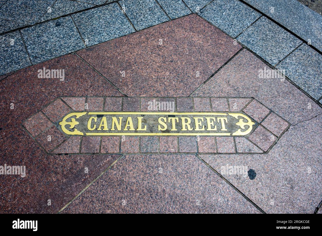L'insegna di Canal Street si trova sul marciapiede del centro di Canal Street a New Orleans, Louisiana, Stati Uniti Foto Stock