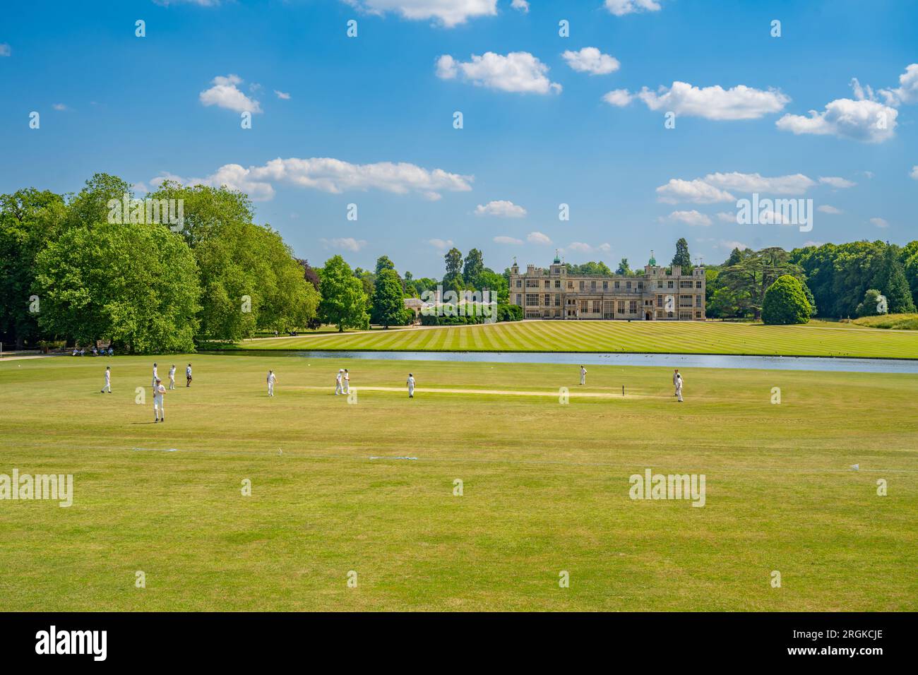 Prepararsi per una partita di cricket nei terreni di Audley End House and Gardens Foto Stock