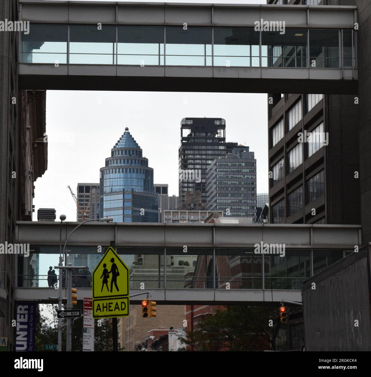 Corona del 750 Lexington Avenue vista a distanza attraverso i passaggi di vetro dell'Hunter College at 68th e Lex, a New York Foto Stock