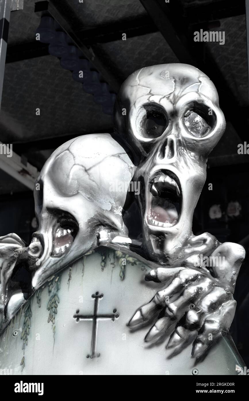 Dettaglio di una spaventosa attrazione del parco di divertimenti, la casa infestata dalla fantasmi, alla Fiera di Banbury Michaelmas. Foto Stock