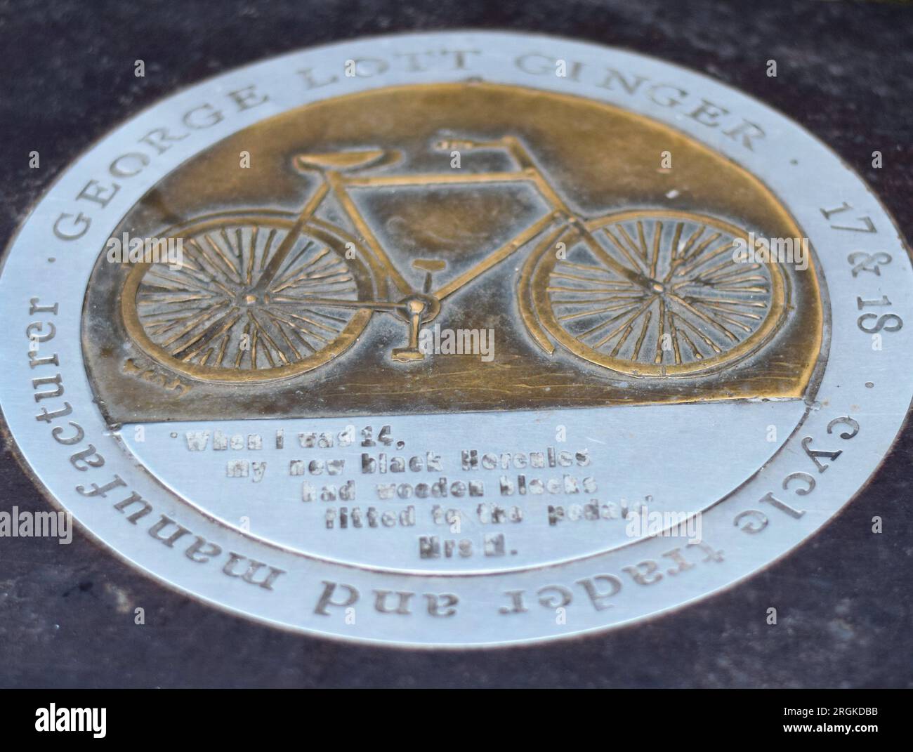 Bronzo e acciaio su Parson's Street a Banbury, segnando la sede del negozio di George Lott, commerciante e produttore di biciclette Foto Stock