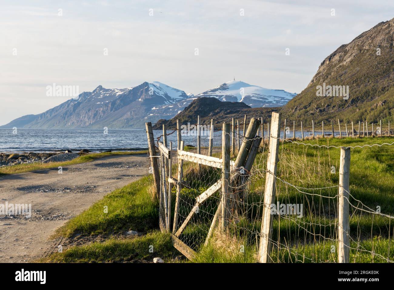 Fai un'escursione al sole di mezzanotte fino a Lyngstuva, il punto più esterno della penisola di Lyngen. Vista sul mare e sulle isole. Lyngen Alps, Norvegia settentrionale Foto Stock