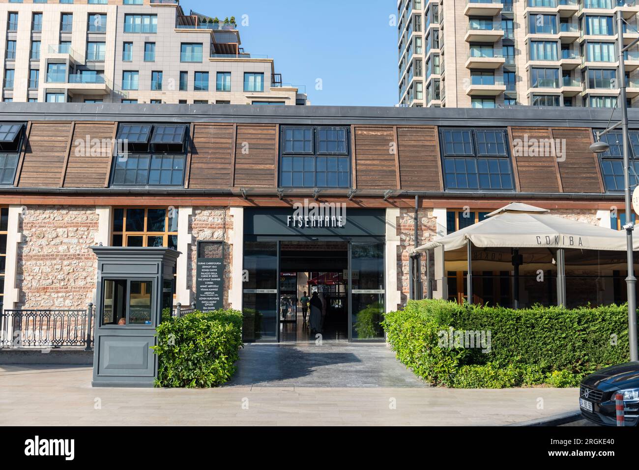 ISTANBUL, TURCHIA - 23 APRILE 2023: Ingresso al progetto residenziale BuyukYali Buildings. BuyukYali si trova all'ingresso del Bosforo, a Kazlıçeşme Foto Stock