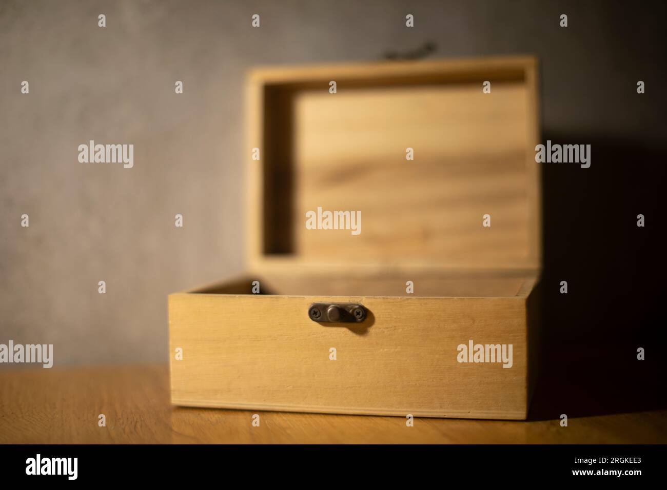 Scrigno di legno. Scatola di tavole. Piccola bara. Stoccaggio di oggetti di piccole dimensioni. Foto Stock
