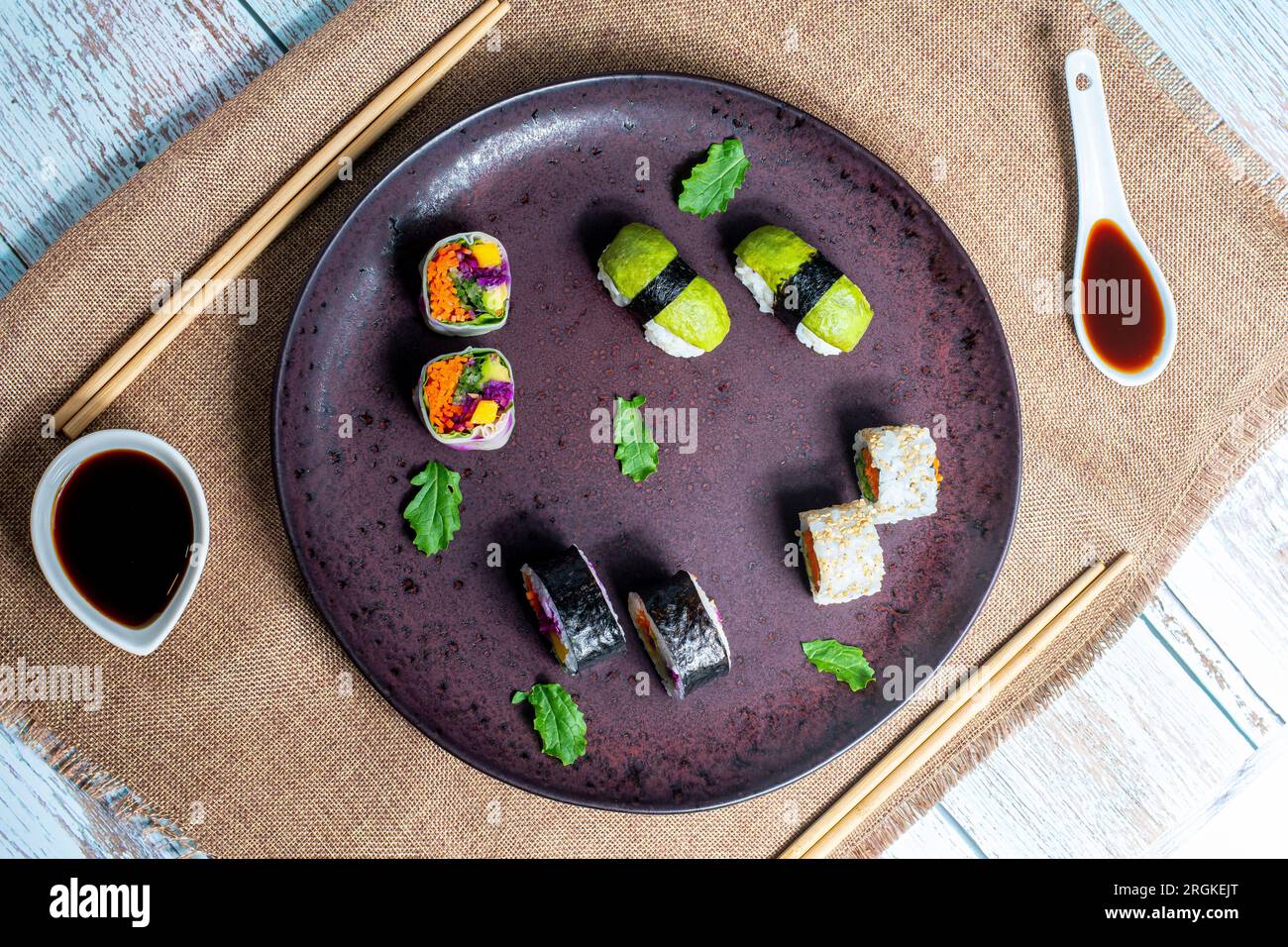 buon piatto di sushi vegetale, ricco e gustoso assortimento di sushi perfetto per mangiare Foto Stock