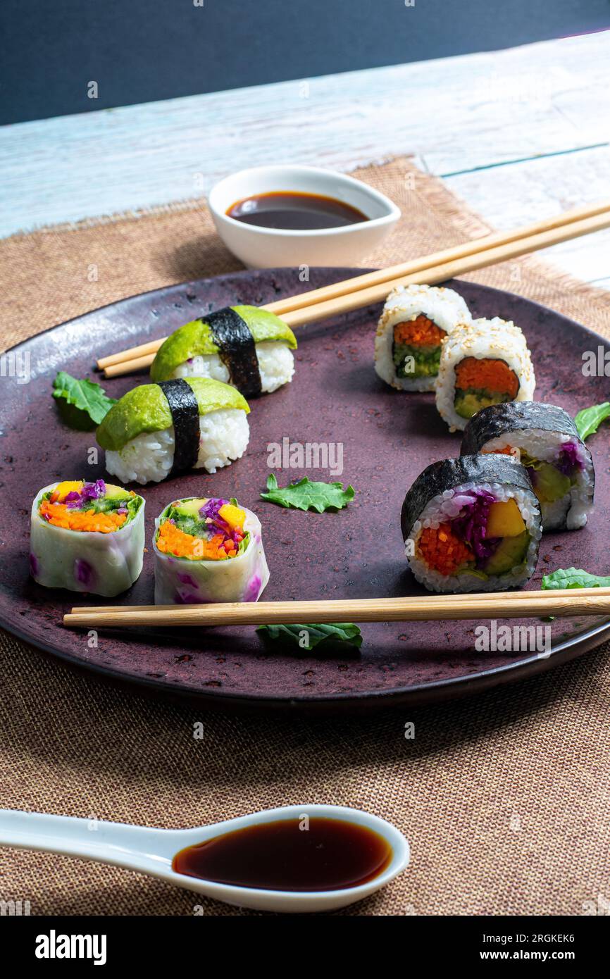 buon piatto di sushi vegetale, ricco e gustoso assortimento di sushi perfetto per mangiare Foto Stock