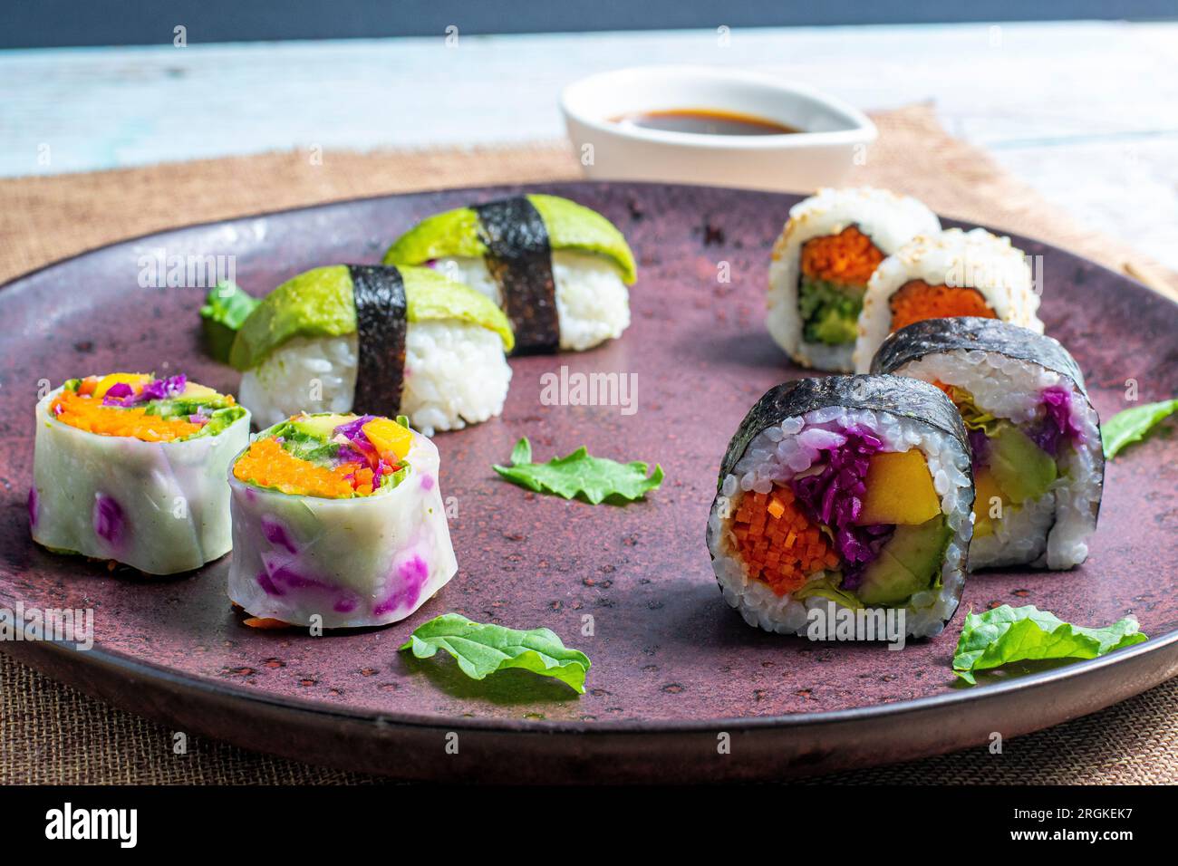 buon piatto di sushi vegetale, ricco e gustoso assortimento di sushi perfetto per mangiare Foto Stock