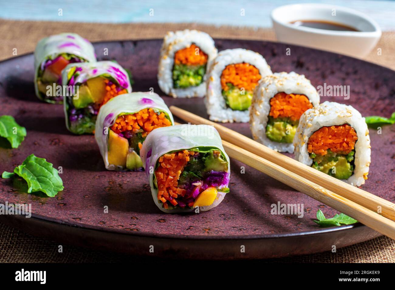 buon piatto di sushi vegetale, ricco e gustoso assortimento di sushi perfetto per mangiare Foto Stock