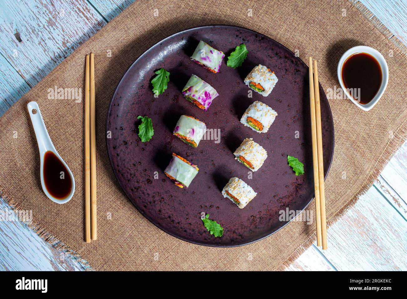 buon piatto di sushi vegetale, ricco e gustoso assortimento di sushi perfetto per mangiare Foto Stock